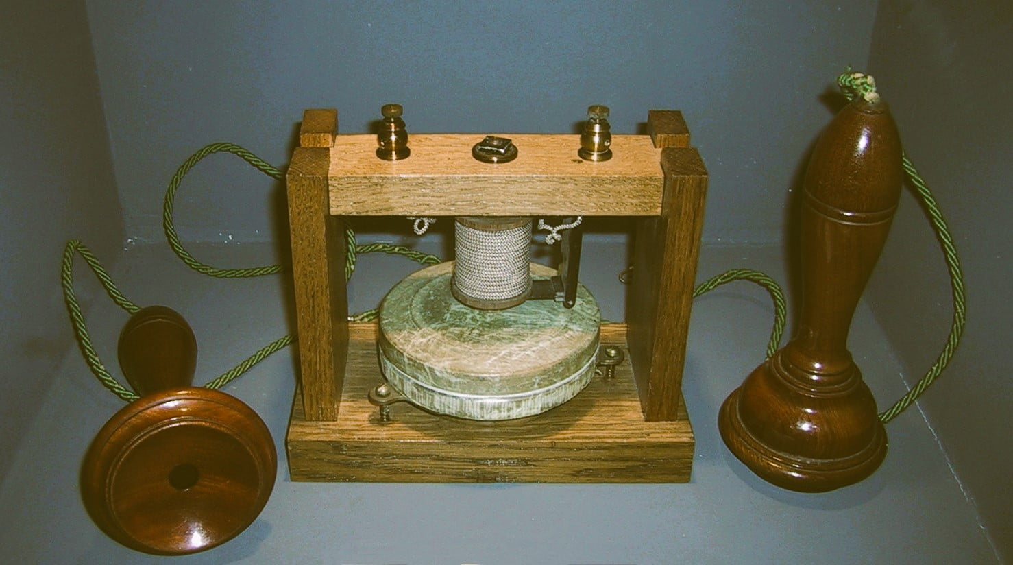 Telephone Graham Bell- the ever first phone made