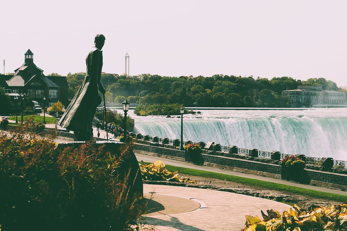  Monument of Nikola Tesla at Niagara Falls