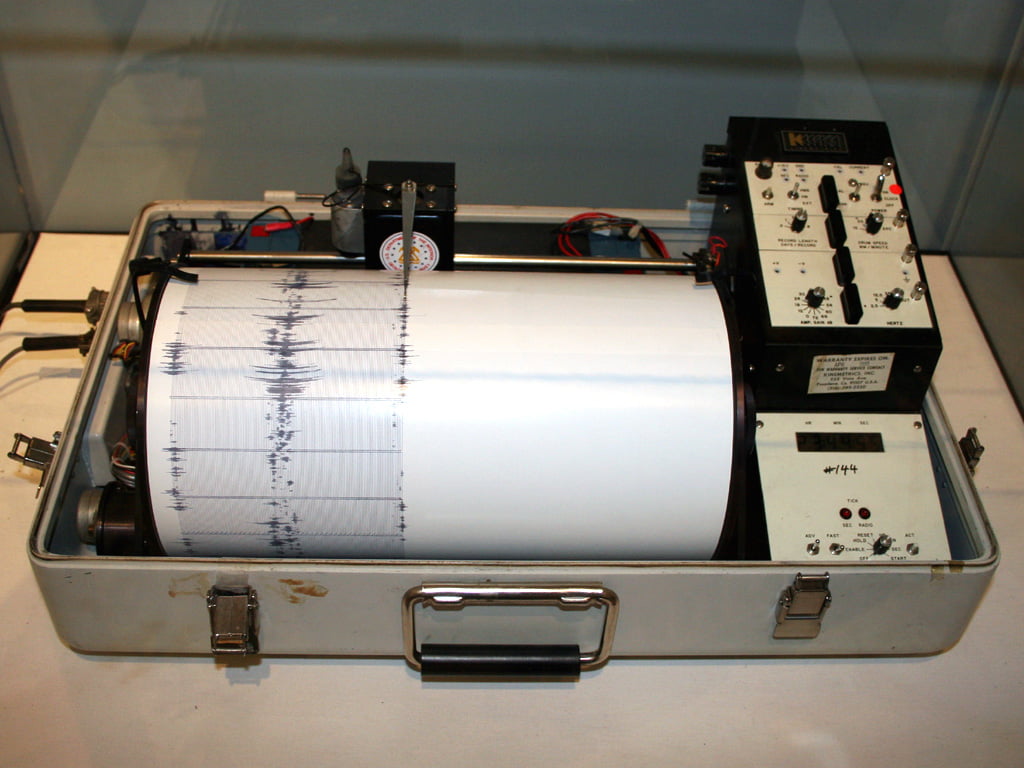 Kinemetrics Modern seismograph