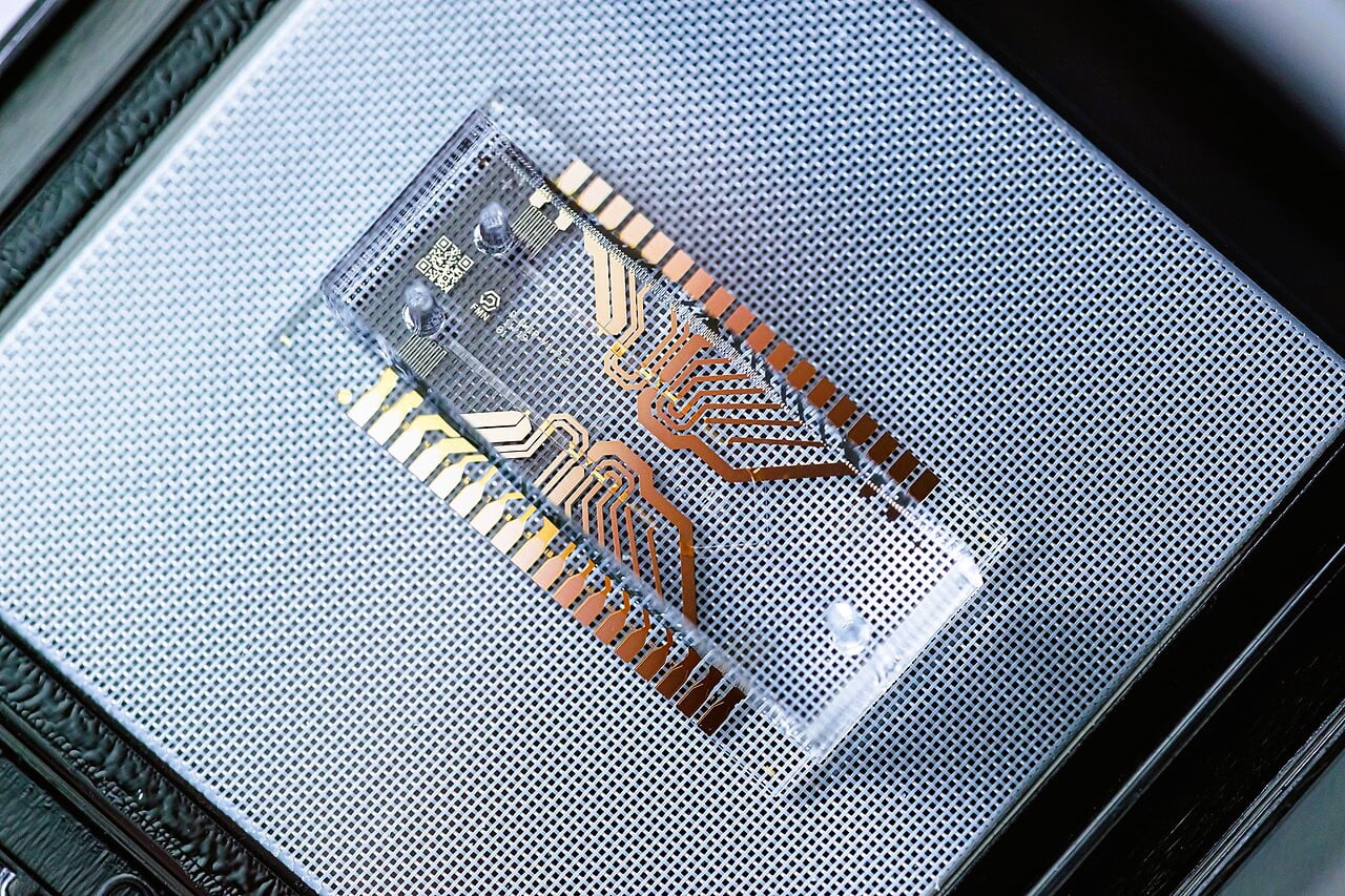 Microfluidic chip for point of care medical devices